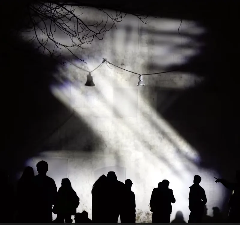 SNN#2: Light/Space/Modulator, de Alex Saunier & Chris Salter